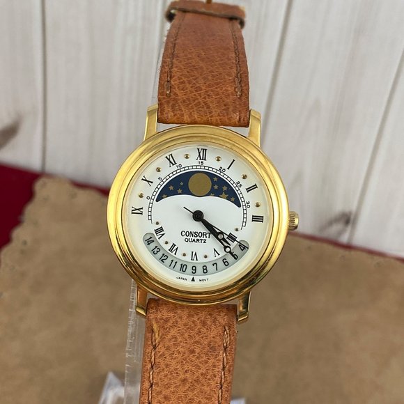 Vintage Consort Gold Tone Moon phase Date Quartz Watch - Picture 1 of 7